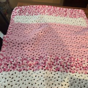 Handmade crocheted 🧶 baby girl blanket 💕